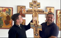 El P. Michael Canzian, LC con Samuel González sosteniendo el icono de la crucifixión en el Taller San Lucas.