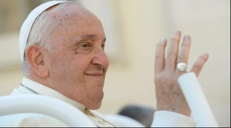 El Papa Francisco saluda a la multitud durante una Audiencia General antes de su ingreso en el Gemelli