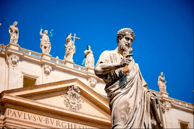 Estatua de San Pedro en el Vaticano.