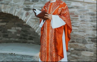 Imagen referencial de una persona vestida de sacerdote. Crédito: Foto de Sarah Noltner / Unsplash
