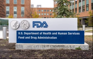 Letrero de la istración de Alimentos y Medicamentos (FDA) en su sede en Washington D.C. (Estados Unidos). Crédito: JHVEPhoto/Shutterstock.
