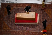 El ataúd del Papa Francisco fue cerrado y sellado en la Basílica de San Pedro en una ceremonia privada la noche del viernes 25 de abril de 2025, después de que más de 250.000 personas le rindieran homenaje.