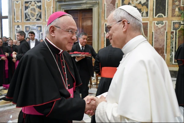 El Papa saluda a Mons. Edgar Peña Parra, sustituto de la Secretaría de Estado. Crédito: Vatican Media