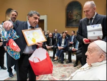 El Papa Francisco recibe un huevo de Pascua en la audiencia de esta mañana con personal del Gemelli