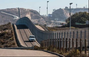 Vehículo de la Patrulla Fronteriza patrulla la valla de la frontera internacional entre San Diego y Tijuana, México. Crédito: Sherry V. Smith/Shutterstock.