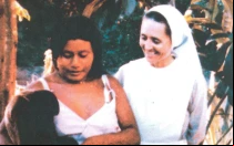 La hermana Inés Arango Velásquez con una nativa ecuatoriana.