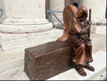 " Be Welcoming" es la nueva escultura del artista Timothy Schmalz en la Plaza de San Pedro