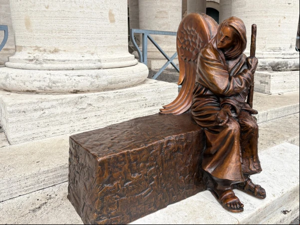 " Be Welcoming" es la nueva escultura del artista Timothy Schmalz en la Plaza de San Pedro. Crédito: Victoria Isabel Cardiel/EWTN News