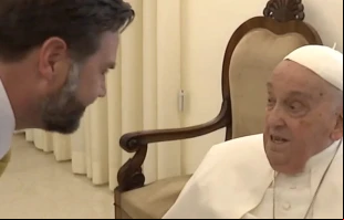 El vicepresidente estadounidense, JD Vance, se reunió con el Papa Francisco el Domingo de Pascua, 20 de abril de 2025, en el Vaticano. Crédito: Vatican Media/Captura de pantalla.