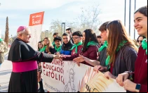 Mons. Demetrio Fernández junto a cientos de jóvenes católicos.