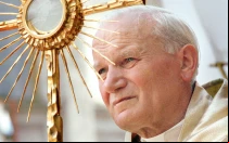 El Papa San Juan Pablo II sostiene una custodia durante la adoración eucarística. Fotografía tomada durante su visita apostólica a Polonia del 8 al 14 de junio de 1987.