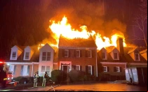 La casa de los Legionarios de Cristo en Cumming, Georgia, se incendia tras la caída de un rayo en la mañana del 16 de febrero de 2025.
