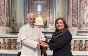 El Papa León XIV y Dina Boluarte. Crédito: ANDINA/Prensa Presidencia.