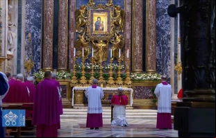 El Papa León XIV visitó hoy hacia el final de la tarde la Basílica de Santa María la Mayor y rezó ante el icono de la Salus Populi Romani. Crédito: Captura de video/Vatican Media.