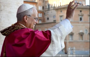 El Papa León XIV saluda a la multitud reunida en la Plaza de San Pedro tras el anuncio de su elección, el 8 de mayo. Crédito: Vatican Media.