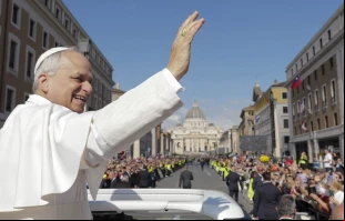 Desde el papamóvil, el Papa León XIV saluda a miles de personas alineadas a lo largo de la Via della Conciliazione en la mañana de su Misa inaugural, el domingo 18 de mayo de 2025. Crédito: Vatican Media.
