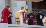 El Papa León XIV bendice con el Evangeliario durante la Vigilia de Pentecostés en la Plaza de San Pedro del Vaticano, este 7 de junio.