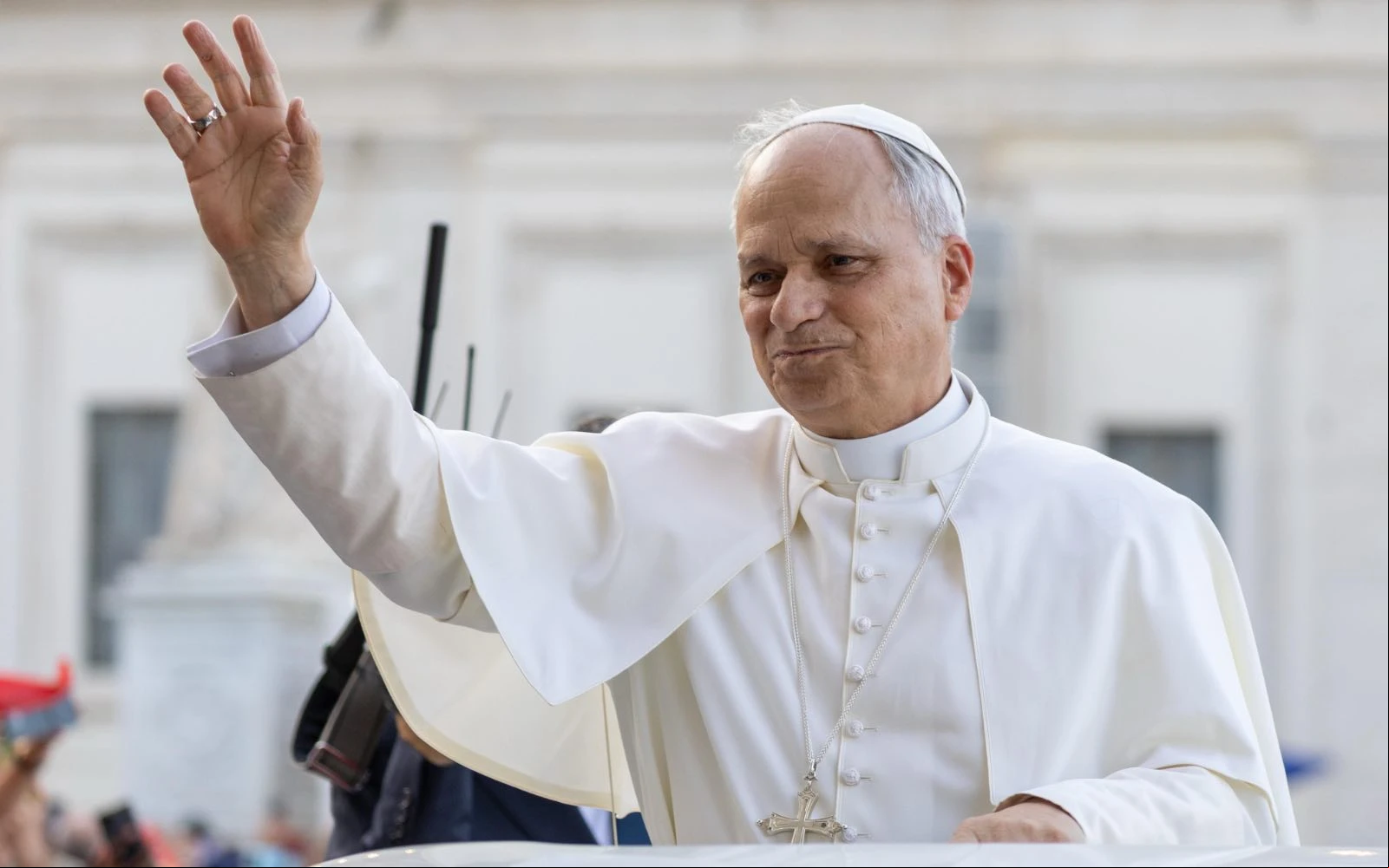 El Papa León XIV bendice a la multitud congregada en la Plaza de San Pedro del Vaticano a su llegada para celebrar la Vigilia de Pentecostés, este sábado 7 de junio. | Crédito: Daniel Ibáñez/EWTN News.