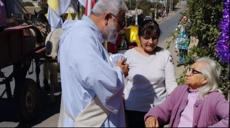 Leonardo Córdova en su servicio como diácono permanente