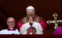El recién elegido Papa León XIV, nacido como Robert Prevost en Chicago (Estados Unidos), se dirige a la multitud desde el balcón central de la Basílica de San Pedro por primera vez, el 8 de mayo de 2025.