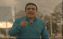 Luis Enrique Ascoy en el video de "Cuestión de tiempo".