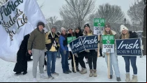 Los participantes de la marcha iniciaron su camino portando carteles y gritando consignas a favor de la vida.