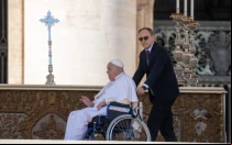 El Papa Francisco bendice a los fieles en el Jubileo de los Enfermos en la Plaza de San Pedro, Ciudad del Vaticano, el 6 de abril de 2025, mientras su enfermero personal, Massimo Strappetti, lo asiste en la silla de ruedas. |