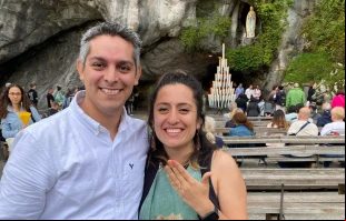 Pareja de mexicanos se comprometió en el Santuario de Lourdes. Crédito: Guadalupe Ramos