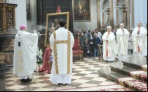 El Arzobispo de Valencia, Mons. Enrique Benavent inciensa un cuadro de San José en su solemnidad.