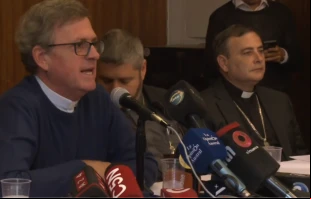 Conferencia de prensa de Mons. García Cuerva ante la muerte del Papa Francisco Crédito: Captura de video - Canal Orbe 21