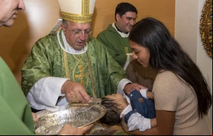 El Obispo de Getafe (España), Mons. Ginés García Beltrán, bautizó el sábado 5 de octubre a 17 niños cuyos padres rechazaron el aborto y dijeron sí a la vida. Crédito: Diócesis de Getafe.