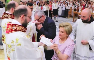 Los gemelos P. George y P. Johnny Jallouf junto a sus padres Crédito: Iglesia Latina de Alepo