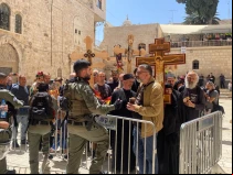 Los fieles se reúnen a la entrada de la Iglesia del Santo Sepulcro para las celebraciones ortodoxas del Viernes Santo