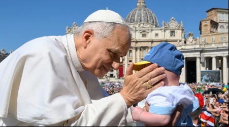 Imagen referencial del Papa León XIV con un niño pequeño