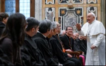 El Papa Francisco recibe a un grupo de franciscanos en el Vaticano