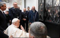 El Papa Francisco saluda a los presos de Regina Coeli el Jueves Santo 2025