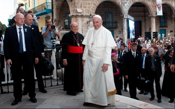 El Papa Francisco se dirige al interior de la Catedral de La Habana durante su visita a Cuba en septiembre de 2015. Al lado, el entonces arzobispo local, Cardenal Jaime Ortega. Crédito: Eduardo Berdejo / ACI Prensa.