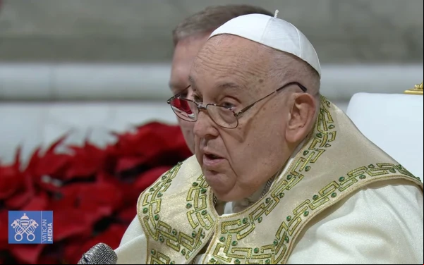En su homilía en la Misa celebrada esta Nochebuena, el Papa Francisco pidió: "no olviden, hermanos y hermanas, que Dios perdona todo, que Dios perdona siempre". Crédito: Captura de video / Vatican Media.