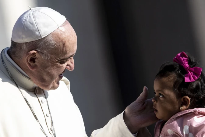 El Papa Francisco y una niña en el Vaticano 21042025