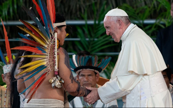 El Papa Francisco saluda a unos indígenas amazónicos durante su visita al Perú en enero de 2018. Crédito: Eduardo Berdejo / ACI Prensa.