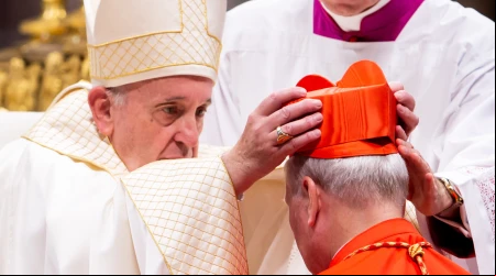 El Papa Francisco coloca el birrete púrpura al Cardenal Michael Louis Fitzgerald.