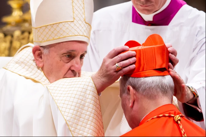 El Papa Francisco coloca el birrete púrpura al Cardenal Michael Louis Fitzgerald.
