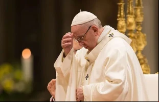 El Papa Francisco reza en la Basílica de San Pedro. Crédito: María Testino/EWTN News