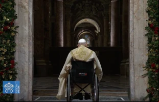 El Papa Francisco en la apertura de la Puerta Santa en la Basílica de San Pedro, en la Nochebuena de 2024. Crédito: Captura de video / Vatican Media.