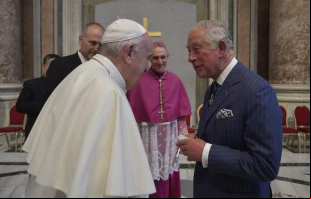 El Papa Francisco saluda a Su Alteza Real el Príncipe Carlos de Gales en la canonización de San John Henry Newman en el Vaticano el 13 de octubre de 2019. Crédito: Vatican Media.