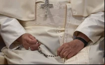 El Papa Francisco reza el Santo Rosario por el don de la paz, esta tarde en la Basílica de Santa María la Mayor, en Roma.