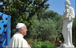 Papa Francisco ante la imagen de San José Crédito: Vatican Media