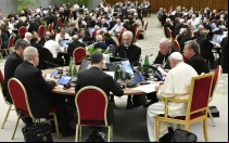 El Papa Francisco entre los delegados del Sínodo de la Sinodalidad