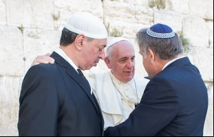 El Papa Francisco en el recordado abrazo de las religiones ante el Muro de los Lamentos Crédito: Vatican Media