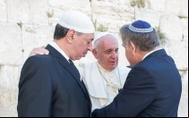 El Papa Francisco en el recordado abrazo de las religiones ante el Muro de los Lamentos